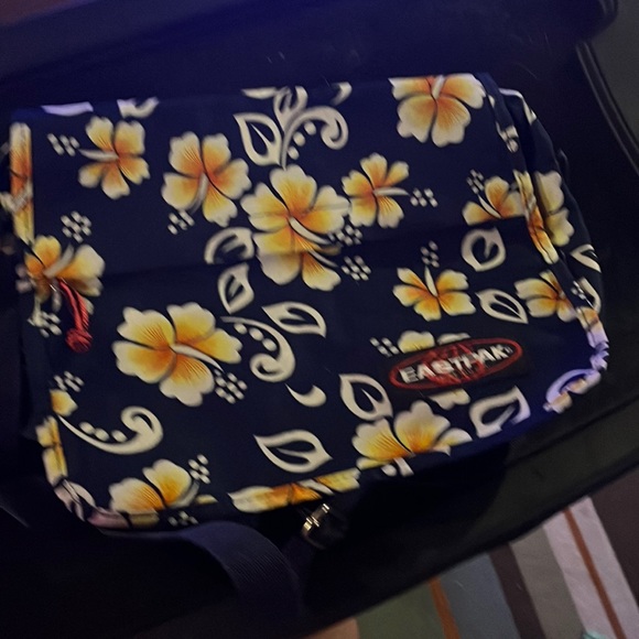 this bag has flowers on it - Picture 1 of 4